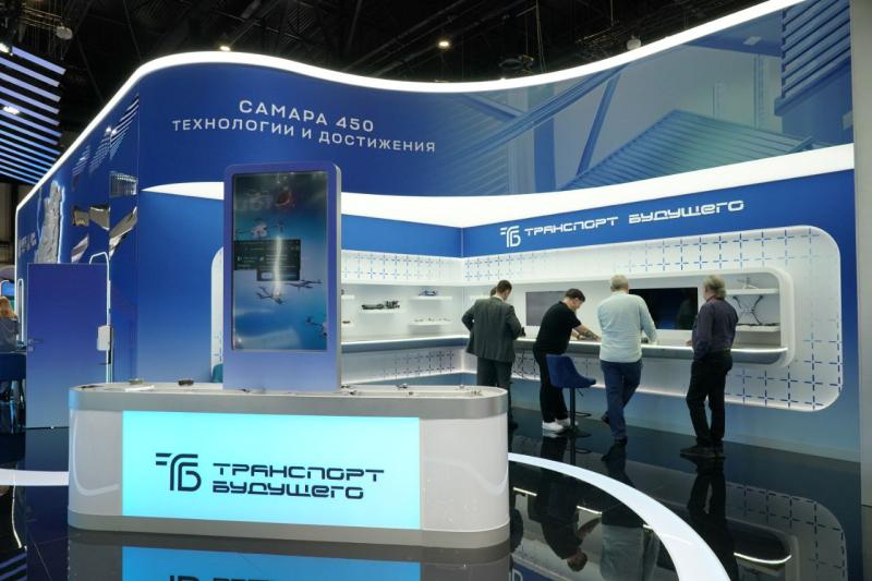 Губернатор Самарской области Вячеслав Федорищев осматривает площадки ПМЭФ