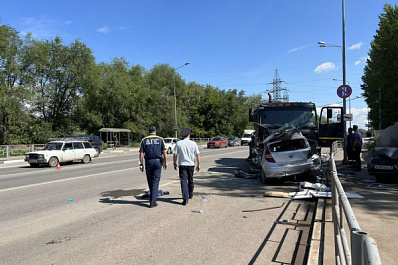 Два человека попали в больницу после ДТП с участием КАМАЗа и легковушек в Самаре