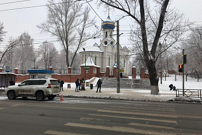 В Самаре Land Cruiser 150 пролетел на красный и сбил женщину на зебре