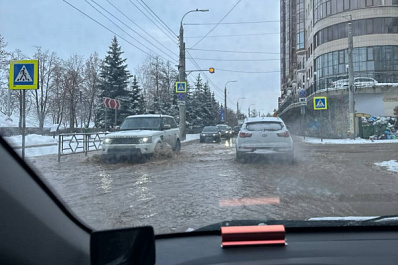Дорога вдоль набережной в Самаре превратилась в полноводную реку