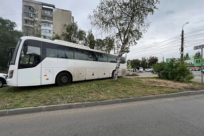 В Самаре водитель автобуса потерял сознание и влетел в ограждение
