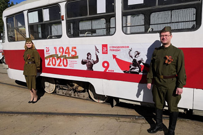 В Самаре водитель и кондуктор трамвая переоделись в военную форму