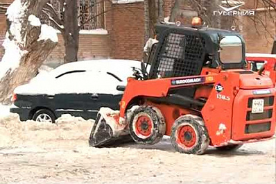 Коммунальщики и управляющие компании продолжают бой со снежной стихией в Самаре