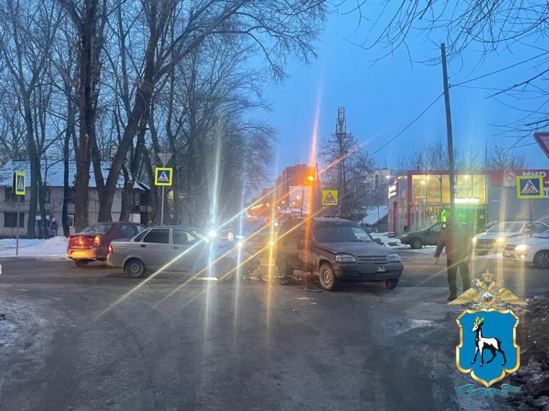 В Тольятти экскаватор проехал на красный и врезался в "Гранту"