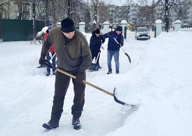 В Сызрани сотрудники администрации вышли на воскресник по уборке снега 