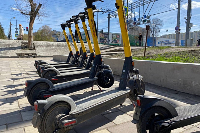 Россиянам запретят пересекать дороги на самокатах по пешеходному переходу