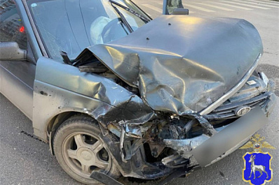 В Самаре на перекрестке столкнулись две "Приоры"