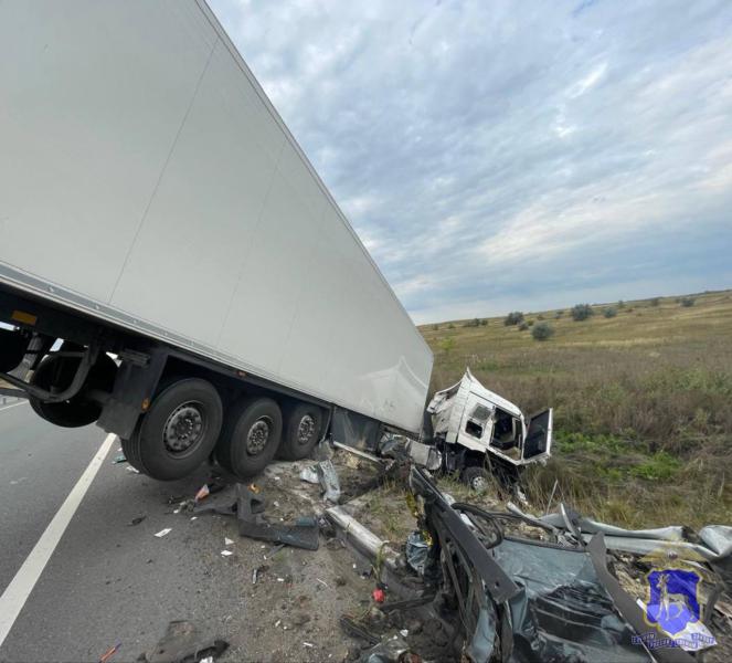 На трассе "Обход Тольятти" фура снесла стоящую на обочине легковушку
