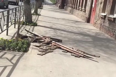 В Самаре на улице Красноармейской на тротуар рухнул балкон