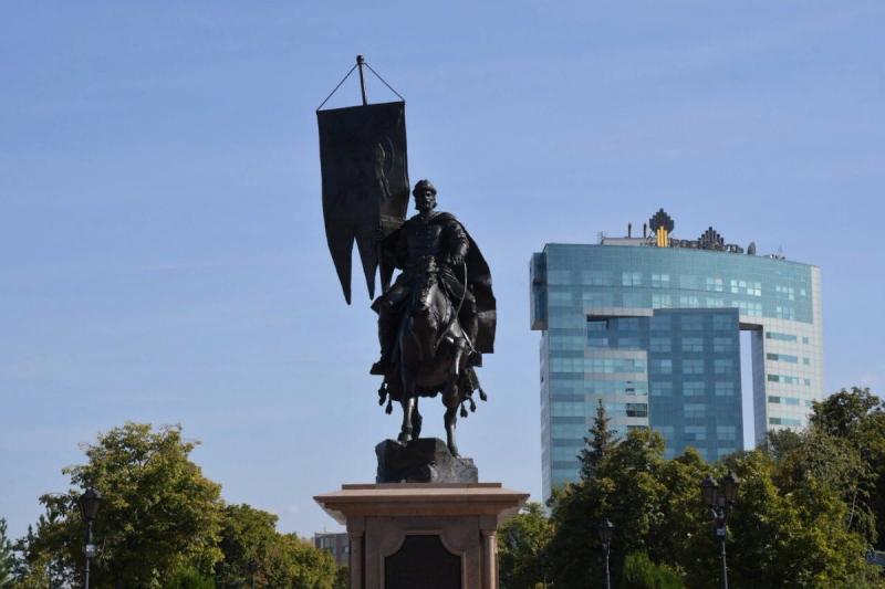 Дмитрий Азаров возложил цветы к памятнику Григорию Засекину