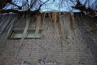 В Самарской области из-за падения льда с крыши дома пострадал 5-летний ребенок