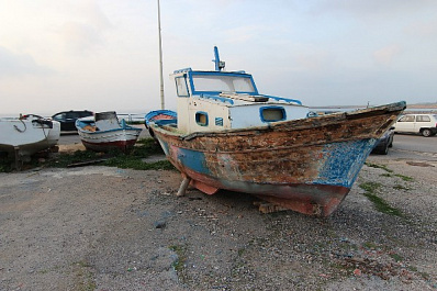 В Самарской области со дна Волги подняли полузатонувший теплоход