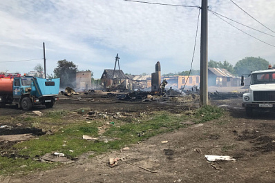 Дома сгорели дотла: фото и видео с места пожара в Яицком