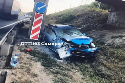 Под Самарой 11 августа 2021 года водитель Renault врезался в опору моста