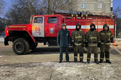 В Самарской области пожарные с помощью автолестницы спасли троих человек