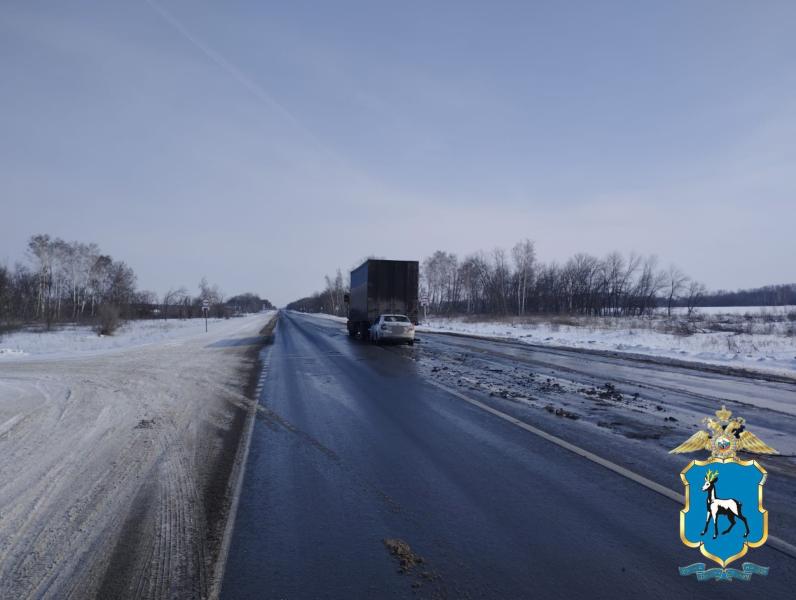 В Самарской области на трассе Skoda на скорости заехала под фуру