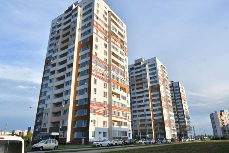 Самарский губернатор передал детям-сиротам ключи от новых квартир в Южном городе
