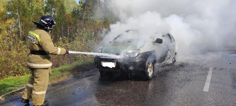 В Самарской области на трассе во время движения вспыхнула иномарка