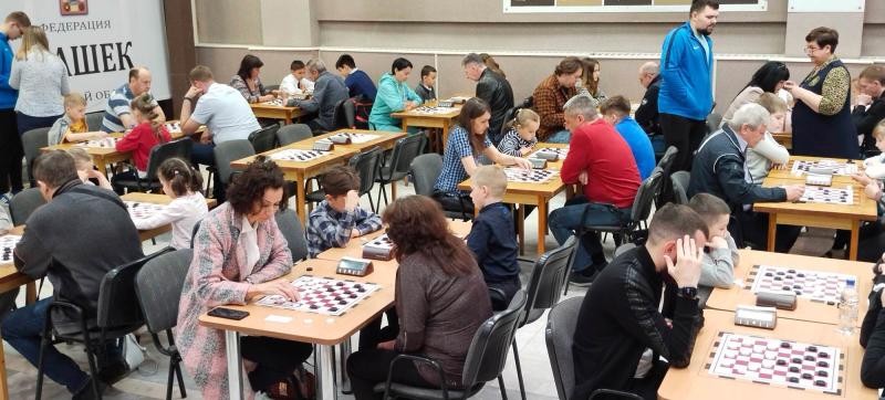 В Самаре провели турнир "Шашечная семья"