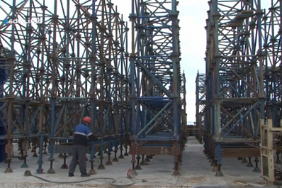 Специалисты приступили к сборке пролетов мостового перехода через Волгу у села Климовка