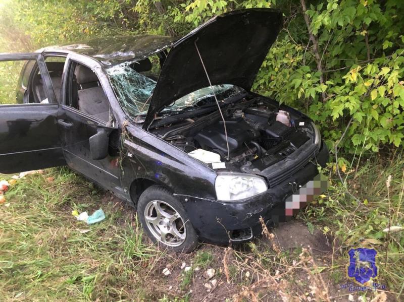 На трассе в Самарской области "Калина" оказалась в кювете