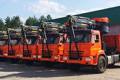 В Самарскую область поступят семь грузовиков с гидроманипуляторами