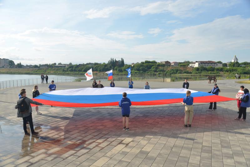 В День России волонтеры развернули гигантские триколоры на набережных области