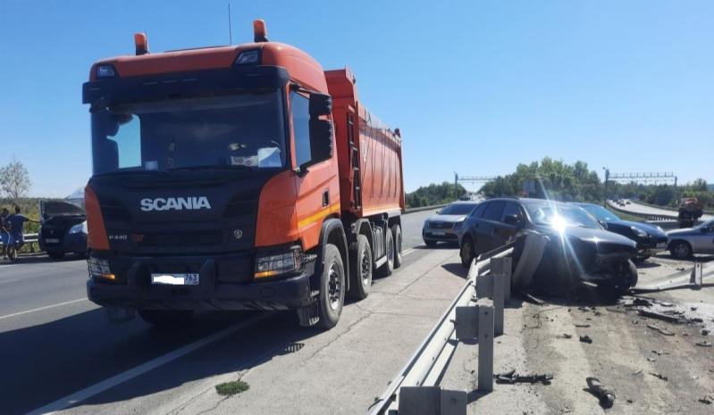 В Самарской области на трассе М5 "Урал" грузовик с асфальтом протаранил Audi Q7