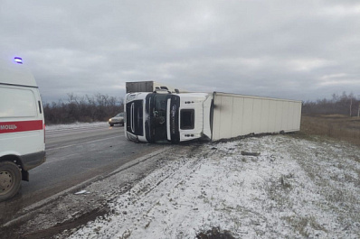 На трассе в Самарской области опрокинулся ехавший в Москву грузовик