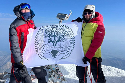 "Дети меня поддержали": многодетный отец из Самары вместе с сыном взошел на Эльбрус