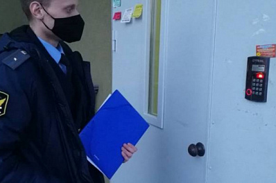 В Тольятти приставы забрали у нерадивой матери двух дочерей