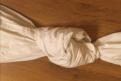 13-летняя жительница Тольятти решила выбраться из дома по связанным простыням, но сорвалась