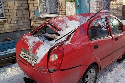 В Самарской области упавшая с крыши ледяная глыба искорежила иномарку