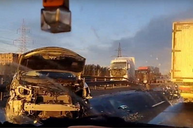 Пробка в обе стороны: в Самарской области на мосту столкнулись две фуры и легковушка