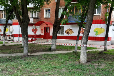 В Самаре на улице Сергея Лазо оцепили продуктовый магазин из-за пьяного мужчины