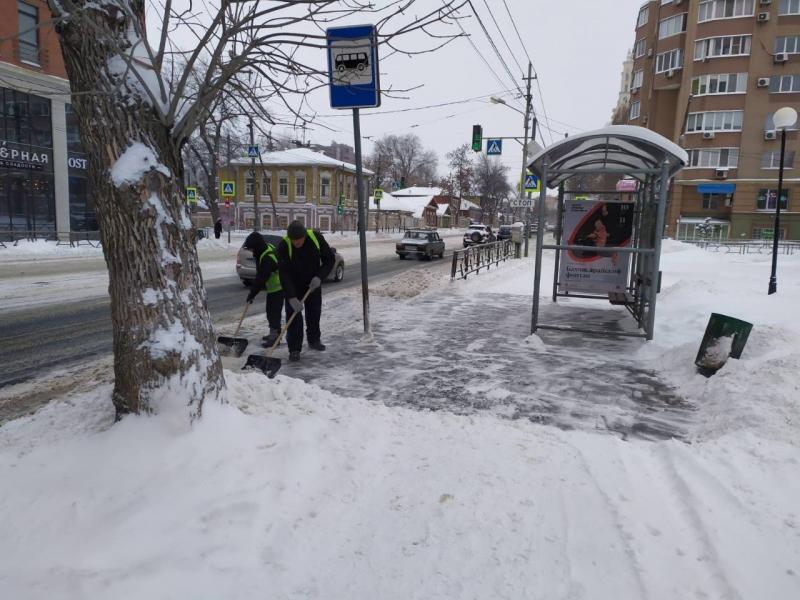 Коммунальные службы Самары продолжают расчищать улицы в круглосуточном режиме