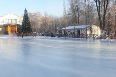 Самарцам рассказали, как часто обновляют бесплатные городские катки