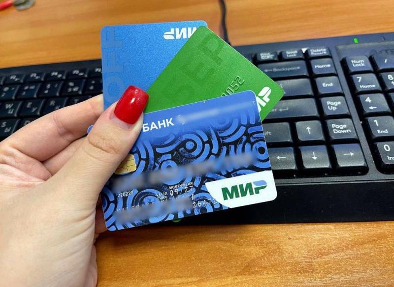 Мошенники забирают банковские карты у россиян для "проверки"