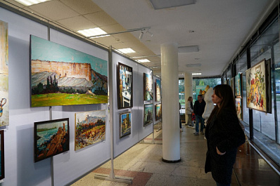 Чай на крыше и ожидание счастья: в Самаре открылась юбилейная выставка Елены Макеевой