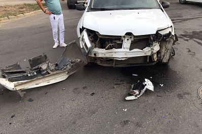 В Кировском районе Самары таксист врезался в 24-летнего мотоциклиста 20 августа 2021 года, есть пострадавшие