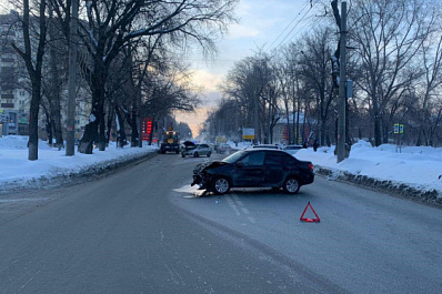 В Самаре столкнулись две "Гранты" и "Рено"
