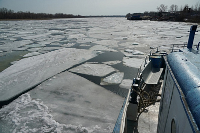 В Самарской области на Рождественской Воложке "Портовый-13" начал вскрывать лед