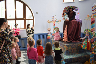 В Самарском театре кукол персонажи сошли со сцены, а зрители стали кукловодами