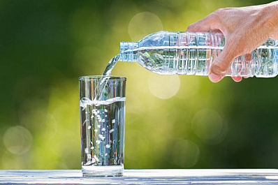 Эксперты рассказали, какие напитки не помогут утолить жажду в жару 