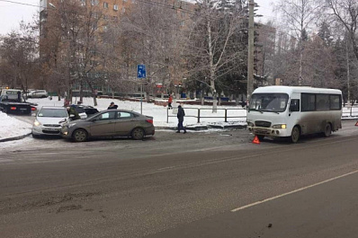 На проспекте Кирова в Самаре автомобилистка врезалась в автобус и спровоцировала пробку
