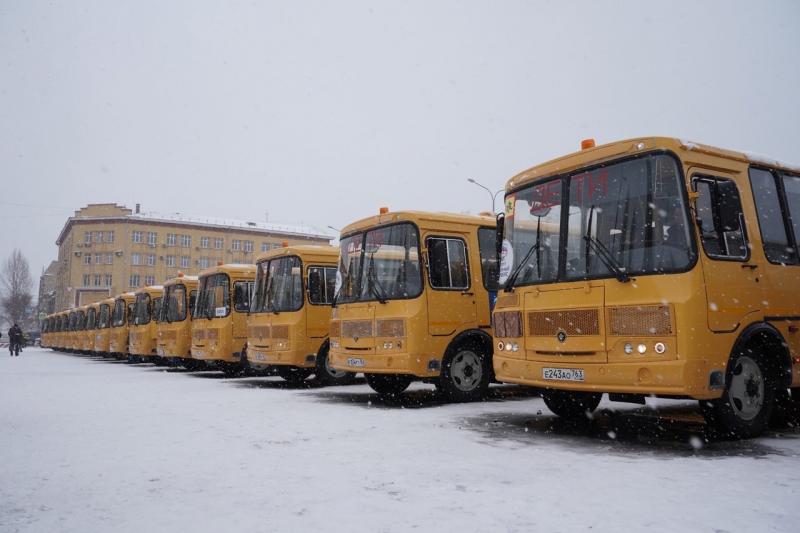 Дмитрий Азаров передал школам губернии 70 автобусов ГАЗ и ПАЗ