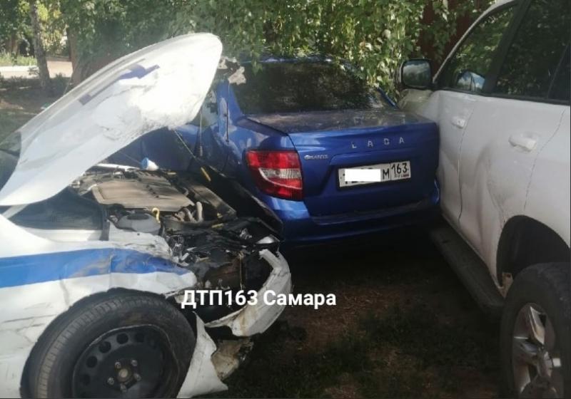 В Самарской области патрульный автомобиль ГИБДД столкнулся с тремя машинами