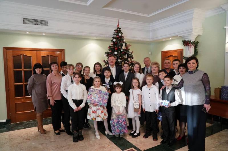 Дмитрий Азаров исполнил новогодние мечты детей - участников акции "Елка желаний"