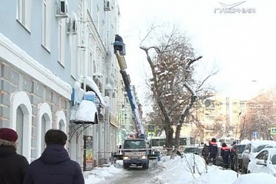 Крыши домов в исторической части Самары очищают от снега и льда