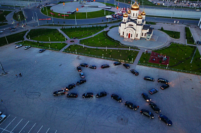 В Самаре 22 автомобиля выстроились в гигантскую звезду